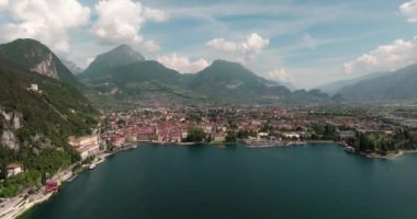 Riva del Garda 'nın Nefes Kesen Hava Perspektifi: Dolomitlerin Kayalıkları Arasında Yuvalanmış Turizm Kasabası, İtalya. Yüksek kalite 4k görüntü