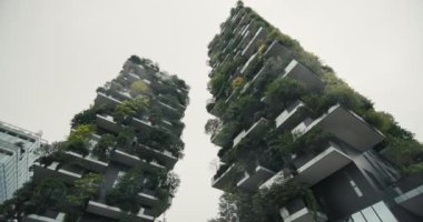 Bosco Verticale: Milano 'da Eko-Apartman Mimarlığı - Balkon Bahçeleri ve Kentsel Peyzaj. Yüksek kalite 4k görüntü