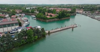 Hava manzaralı Garda Gölü Peschiera del Garda İtalya. Turist gölü kıyısında güzel mavi suyu olan bir şehir manzarası. Yüksek kalite 4k görüntü