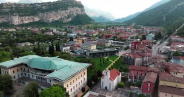 İtalya 'nın Riva del Garda kentinin havadan görünüşü. Garda Gölü yakınlarındaki dağlarda güzel bir dağ kasabası, kasabanın sokakları evdir. Yüksek kalite 4k görüntü