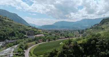 İtalya 'nın Dolomite Alpleri' ndeki meyve bahçelerinin havadan görünüşü. Güzel bir doğa manzarasında, dağlık yamaçlarda ağaçlardan bahçeler olan kırsal alan. Yüksek kalite 4k görüntü