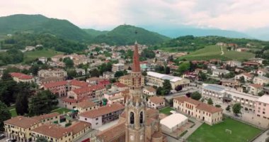 Cornuda 'yı yukarıdan keşfeden: Katedral Mimari ve Çan Kulesi' nin Göksel Şehir Manzarası. Yüksek kalite 4k görüntü