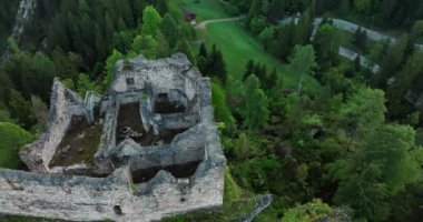 Dolomite Alpleri, İtalya 'daki Castel Belfort' un hava manzarası. Doğa manzarasında bir dağın tepesindeki eski bir savunma binasının kalıntıları. Yüksek kalite 4k görüntü