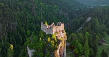 Dolomite Alpleri, İtalya 'daki Castel Belfort' un hava manzarası. Dağ manzarasında bir kayanın üzerindeki güzel kalıntılar. Yüksek kalite 4k görüntü