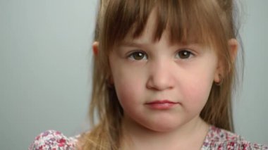 Üç yaşındaki bir kızın portresi duygusaldır. Bir çocuğun yakın çekimi. Yüksek kalite 4k görüntü