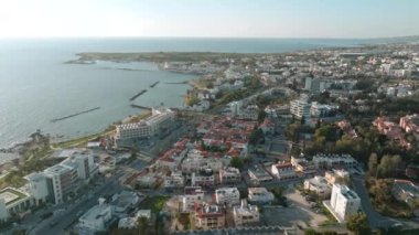 Kıbrıs, Paphos 'taki Resorts' lu Turist Sahil Hattı Havalimanı - Sahil kenarında Havuzu, Güneş yatakları ve Palmiye Ağaçları olan Otel. Yüksek kalite 4k görüntü
