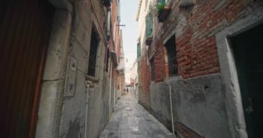 İtalya, Venedik sokaklarının mimarisi. Güzel bir şehir manzarası. Şehrin su ve kanallarında evleri olan dar sokaklar. Yüksek kalite 4k görüntü