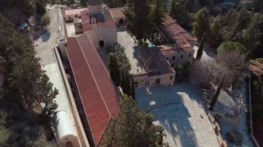 Kıbrıs 'taki Neophytos Manastırı' nın havadan görünüşü. Doğanın manzarasında güzel tarihi yapılar. Yüksek kalite 4k görüntü