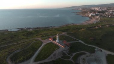 Kıbrıs 'ın Paphos kentindeki deniz fenerinin havadan görünüşü. Güzel bir deniz kıyısındaki doğanın turistik manzarası. Yüksek kalite 4k görüntü