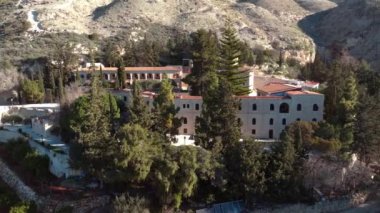 Kıbrıs 'taki Neophytos Manastırı' nın Manzarası 'nın Manzarası - Dağlarda Yuvalanmış Güzel Tarihi Kilise ve Antik Binalar. Yüksek kalite 4k görüntü