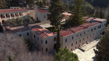 Kıbrıs 'taki Neophytos Manastırı' nın İnsansız Hava Aracı Manastırı Bir Dağ Ayarındaki Tarihi Kilisenin Mimari Mucizesi. Yüksek kalite 4k görüntü