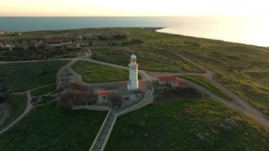Kıbrıs 'ın Paphos kentindeki deniz fenerinin havadan görünüşü. Güzel doğa adası ve sahil dalgaları. Yüksek kalite 4k görüntü