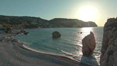 Kıbrıs Hava Perspektifi, Petra tou Romiou Güneydoğu Sun Seascape - Güzel Plajlar ve Rocky Shoreline. Yüksek kalite 4k görüntü