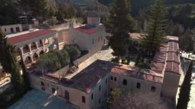 Kıbrıs 'taki Neophytos Manastırı. Dağlardaki kilisenin mimarisi ve tarihi binalar. Yüksek kalite 4k görüntü