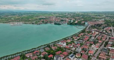 Hava manzaralı Garda Gölü Peschiera del Garda İtalya. Alp Gölü kıyısındaki sokak ve evlerin kentsel manzarası. Yüksek kalite 4k görüntü