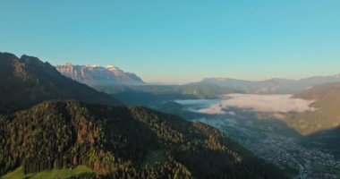 İtalya 'nın Dolomite Alpleri' nde güzel bir günbatımı manzarası. Doğa manzarası, dağlık kayalık tepeler. Yüksek kalite 4k görüntü