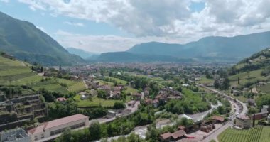 Bolzano, İtalya 'nın Dolomite Alplerindeki hava manzarası. Şehir manzarası, güzel doğa, evler ve sokaklar. Yüksek kalite 4k görüntü