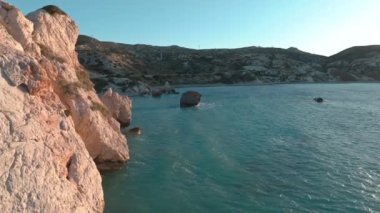 Zarif Doğal Manzaranın İnsansız Hava Aracı Görüntüsü - Kıbrıs Adası 'nın Rocky Kıyı Hattı Sahilleri, Petra tou Romioua, Muhteşem Doğada Dalgalar Dalgalanan Turist Cenneti. Yüksek kalite 4k görüntü