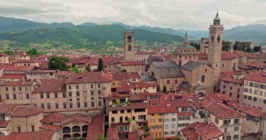 İtalya, Bergamo 'daki katedralin şehir manzarası. Turizm tarihi merkezinin merkez meydanının mimarisi, dağların manzarası. Yüksek kalite 4k görüntü