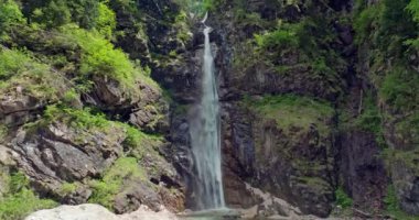 İtalya 'nın Dolomite Alplerindeki Şelalenin Çarpıcı Hava Manzarası: Güzel Doğa ve Orman Dağları. Yüksek kalite 4k görüntü