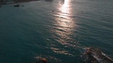 Kıbrıs Deniz Burnu 'ndaki Güneydoğu Güneş' in Havadan Görüntüsü, Petra tou Romiou - Adaların Sahil Kıyısındaki Kayalıklarla Büyüleyici Turistik Plajlar. Yüksek kalite 4k görüntü