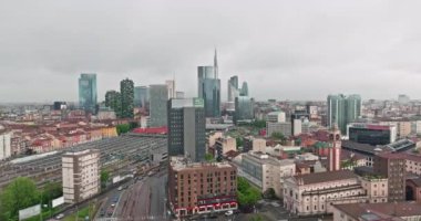 Milan Merkez İstasyonu 'nun havadan görüntüsü, Milan, İtalya. Trenlerin moda başkentine ulaştığı demiryolu rayları kentsel bir şehrin silueti üzerindedir. Yüksek kalite 4k görüntü