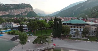 İtalya 'da Riva del Garda' nın göl kıyısındaki şehir manzarası. Dolomite Alpleri 'nin doğa manzarasında şehir sokakları, setler ve plajlar. Yüksek kalite 4k görüntü