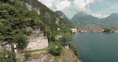 Riva del Garda 'nın Manzaralı Hava Görüntüsü: İtalya' nın Dolomitler Arasındaki Güzel Göl Kenti. Yüksek kalite 4k görüntü