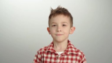 Fikir gösteren bir çocuk portresi. Akıllı çocukların öğrenmesi ve gelişmesi. Yüksek kalite 4k görüntü