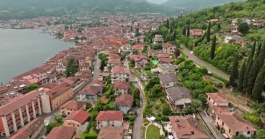 İtalya 'daki Garda Gölü' ndeki Salo şehrinin havadan görünüşü. Dolomite Alpleri 'nde sokak mimarisi ve gezinti güvertesi olan güzel bir şehir. Yüksek kalite 4k görüntü