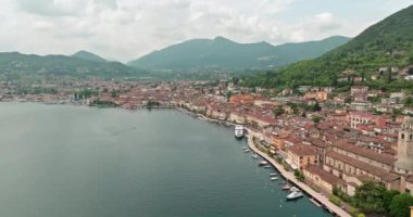 Garda Gölü 'ndeki Tarihi Salo: Hava Tur Şovu Misyon Mimarisi ve Resimli Dağ Manzaraları. Yüksek kalite 4k görüntü