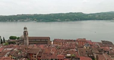 Dolomit Alpleri 'ndeki Salo Şehri' ni Eski Mimarinin Göz kamaştırıcı Hava Görüntüsü ve Güzel Garda Gölü 'nü keşfediyorum. Yüksek kalite 4k görüntü