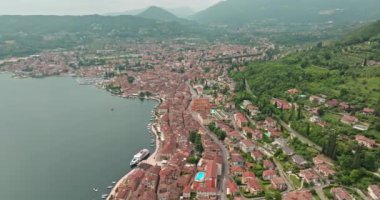 Garda Gölü üzerindeki Salo Şehri 'nin Kuş Gözü Manzarası: Dolomite Alplerindeki Tarihi Binalar ve Manzaralar. Yüksek kalite 4k görüntü