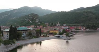 İtalya 'da Riva del Garda' nın göl kıyısındaki şehir manzarası. Alpler 'de sokakları, evleri ve güzel bir seti olan şehir manzarası. Yüksek kalite 4k görüntü