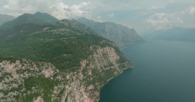 İtalya Garda Pieve Gölü 'nün havadan görünüşü. Dağlardaki güzel doğa manzaraları, göl kıyısında kayalıklar ve taşlar, Avrupa 'da turizm ve eğlence. Yüksek kalite 4k görüntü
