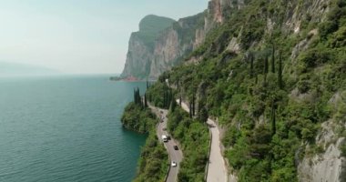 Garda Pieve Gölü 'nün Manzaralı Hava Manzarası, İtalya - Alplerdeki Güzel Lakeside Yolu, Araba Seyahati ve Turizmi İçin Mükemmel. Yüksek kalite 4k görüntü