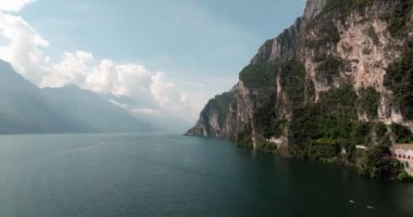 İtalya 'nın Dolomite Alpleri' ndeki Gardas Gölü 'nün Görkemli Hava Manzarası Rocky Tepeleri ve Serene Lakeside Güzelliği. Yüksek kalite 4k görüntü