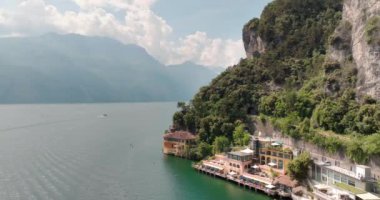 İtalya 'nın Dolomite Alpleri' ndeki Garda Gölü manzarası. Kayalık dağlardaki toprak setinde güzel evler. Yüksek kalite 4k görüntü