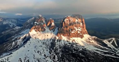 İtalya 'daki Langkofel Dağı' nın tepesinin havadan görüntüsü. Dolomite Alpleri 'ndeki bir dağ sırasının güzel karlı zirvesi, inanılmaz doğal manzaralarda seyahat ve turizm. Yüksek kalite 4k görüntü