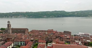 İtalya 'daki Garda Gölü' ndeki Salo şehrinin havadan görünüşü. Dolomite Alpleri 'nin eteklerindeki eski turist kasabasının mimarisi. Yüksek kalite 4k görüntü