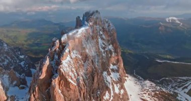 İtalya 'daki Langkofel Piz Boe Dağı' nın tepesinin havadan görünüşü. Dolomite Alpleri 'ndeki güzel karlı dağ sırtı, turizm ve seyahat. Yüksek kalite 4k görüntü