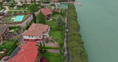Garda Peschiera del Garda Gölü 'nün nefes kesici görüntüsü, İtalya - Reservoir Sahili' ndeki Şehir, Çarpıcı Kent Manzarası. Yüksek kalite 4k görüntü