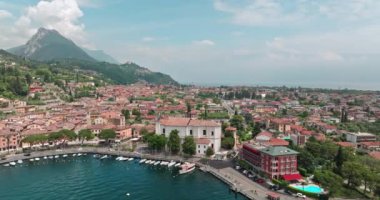 Yukarıdan Toscolano Maderno: Çarpıcı Hava Görüntüleri Tarihi Sokakları ve Garda Gölü 'nün Güzel Rıhtımı' nı gösteriyor. Yüksek kalite 4k görüntü