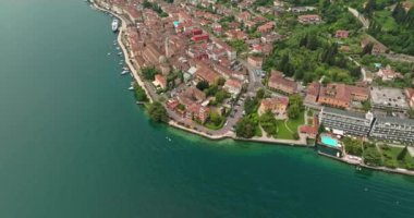 Garda Gölü 'ndeki Salo Hava Turu: Dolomit Alplerindeki Tarihi Görev Mimarisi ve Sersemletici Dağ Dağları' nı Keşfetmek. Yüksek kalite 4k görüntü