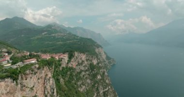 İtalya Garda Pieve Gölü 'nün havadan görünüşü. Dağlarda bir göl, büyük uçurumlar, dağ zirveleri ve güzel doğa. Yüksek kalite 4k görüntü