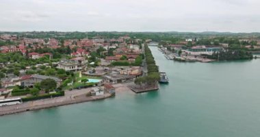 Hava manzaralı Garda Gölü Peschiera del Garda İtalya. Güzel bir manzarada göl kenarındaki evlerin kentsel manzarası. Yüksek kalite 4k görüntü