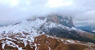 İtalya 'nın Dolomite Alplerindeki Langkofels Dağı Karlı Tepesi' nin Görkemli Hava Manzarası: Nihai Seyahat İstikameti. Yüksek kalite 4k görüntü