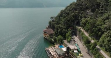 Turistler: Dolomite Alplerindeki Gardas Gölü 'nün Hava Manzarası ve Rocky Tepeleri. Yüksek kalite 4k görüntü