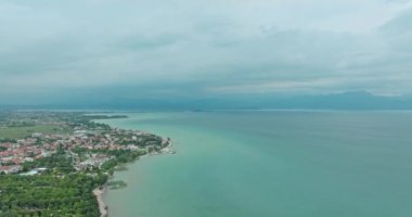 Hava manzaralı Garda Gölü Peschiera del Garda İtalya. Alp Gölü 'nün kıyısındaki şehirler ve köyler turizm ve seyahat. Yüksek kalite 4k görüntü