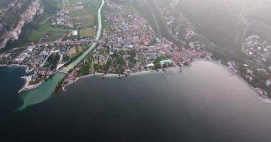 İtalya 'da göl kıyısındaki Riva del Garda kentinin havadan görünüşü. Dolomite Alpleri 'nin en güzel caddelerinin manzarası. Yüksek kalite 4k görüntü